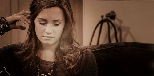 
“Eu sei como é ter que suportar tudo dando errado, e sorrir fingindo que tudo está dando certo.” 
 Demi Lovato
