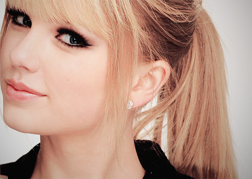miihborges:  “Há uma história por trás de cada pessoa. Há uma razão pela qual elas são do jeito que são, então não julgue.”  Taylor Swift  