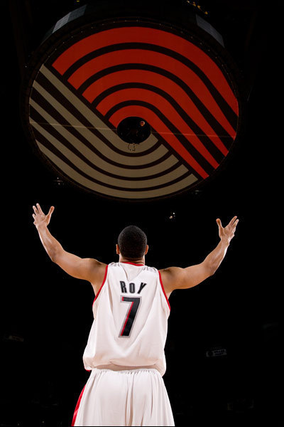 E muita gente achou que a carreira dele tinha chegado no fim…
doubleclutch:

Brandon Roy, pictured as if thanking the man above for his miraculous game yesterday. It wasn’t long ago that many figured his career to be over.
