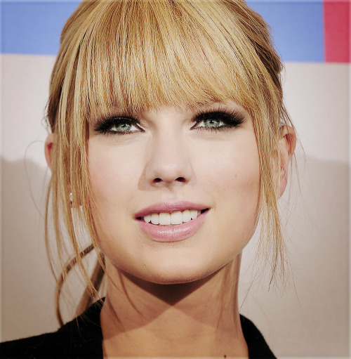 taylor swift with bangs and straight. Photo. taylor swift with her