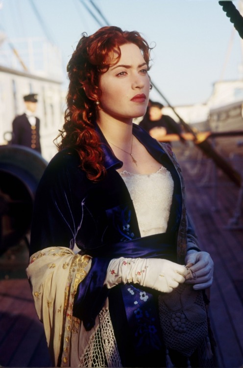 kate winslet titanic drawing scene. Kate Winslet Titanic Photos