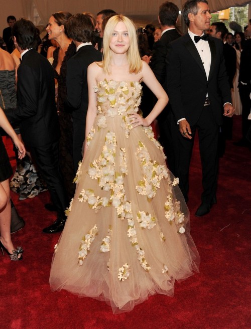 suicideblonde:  Dakota Fanning at the Met Costume Gala tonight wearing Valentino She looks like a blonde vision.   