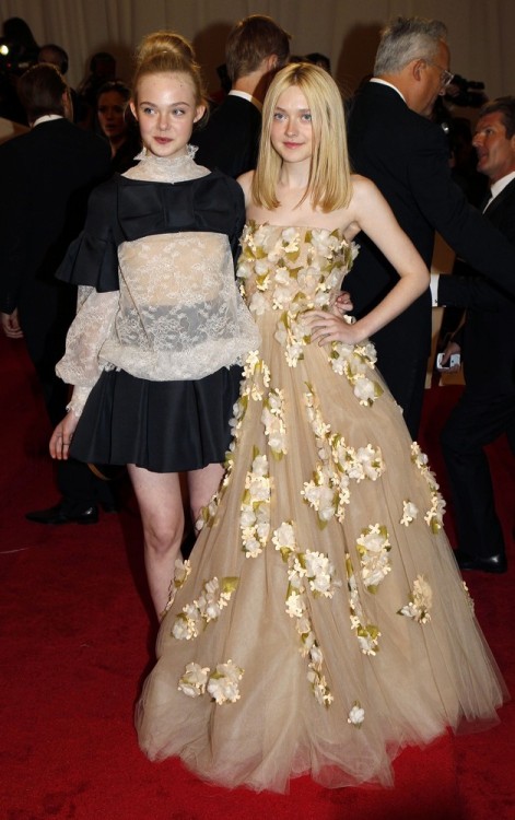 suicideblonde:  Elle and Dakota Fanning both wearing Valentino at the Met Costume Gala tonight Fanning sisters looking lovely. 