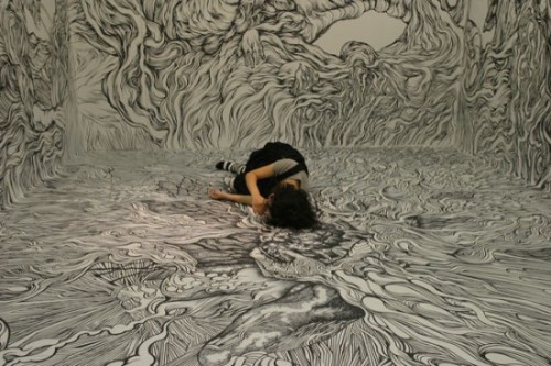 THIS ROOM IS ALIVE.
By Yosuke Goda
Discovered through Fubiz this incredible japanese artist that armed with black markers has created a full 360° wall painting, pavement included.
An amazing job of patience and master skills, check some pics of it:













