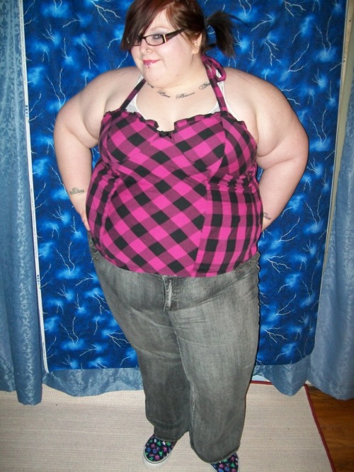 mycorspeisazombie:

deathfatties:

this is me. i’m jaclyn, i’m 23, and i’m morbidly obese. [o.wellz.] i’m active, fun, enthusiastic, i enjoy life. i was always overweight, and i’ve never really been the one who had the problem with my body, or my size. it was everyone elses problem. everyone else who condemned it made me think “ew, i’m so fat” BUT, anywho, this is me, my top is from a thrift store, and my jeans are from fashion bug. =]  

(via
TumbleOn)
