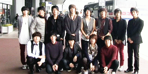 superandyy:

ifeelstellar:

it’s the first time in a long time that i counted how many of them is in a picture.;____; &lt;3

I counted 5 times just to make sure my eyes didn’t fool me :c

DIVA CHUL.