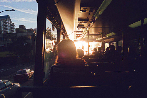 Daí penso coisas bobas quando, sentado na janela do ônibus, encosto a cabeça na vidraça, deixo a paisagem correr, e penso demais em você. (Caio Fernando Abreu)
