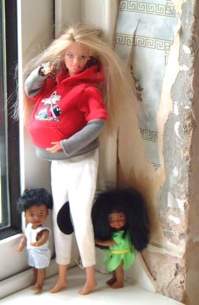caioscheleger:

Novo lançamento da Barbie 2011 .. ”Barbie da esquina” KKKKKK’


