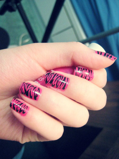 Obsessed with fun nail designs at the moment! Look at these hot pink nails