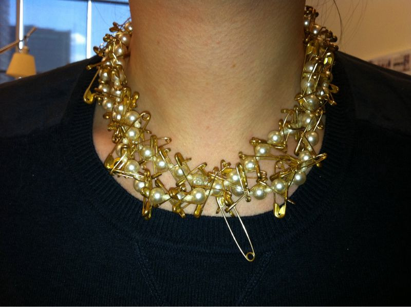 Love this NET-A-PORTER staffer’s Tom Binns pearl and safety pin necklace