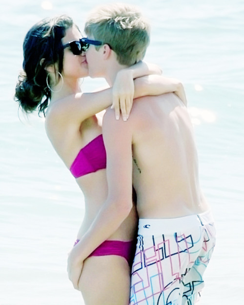 pictures of justin bieber and selena gomez kissing in hawaii. justin bieber and selena gomez