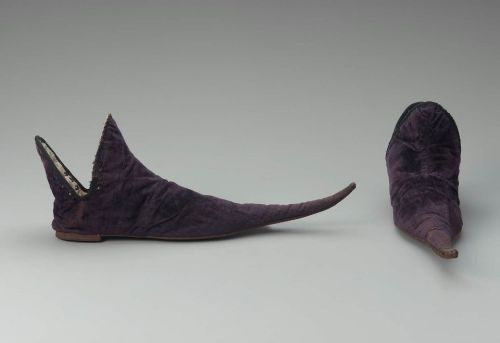 oldrags:

Poulaines, 15th century France (probably), MFA Boston
Now Boston surprises me with even older shoes that still have velvet on them!

We can&#8217;t remember if we&#8217;ve already reblogged these, but they&#8217;re worth a look. Thicker soles on the heels? That&#8217;s new.
