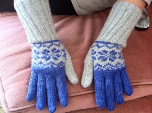 ellisthelion:

I finished these gloves a while ago but I kept forgetting to blog them! They took about a week to finish due to work but they turned out well I think. The pattern for the gloves I got from Ravelry and its by Drops Designs, here’s the link for the pattern  http://goo.gl/8jjVZ
