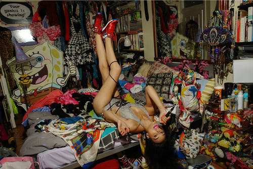 A bagunça do meu quarto, já nem se compara com a bagunça da minha vida, e do meu coração. Andressa (SDUG☺)