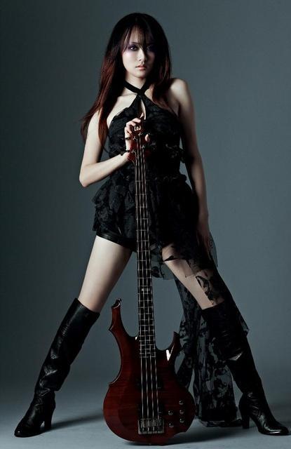 female bassist