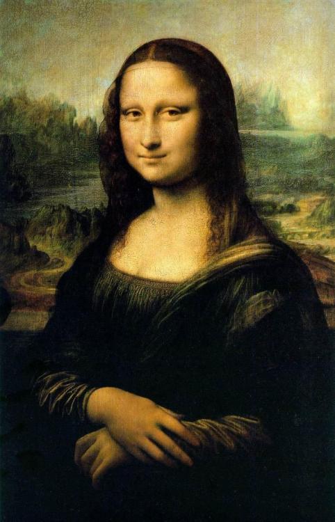 Ressam&#160;: Leonardo da Vinci (1452-1519)
Resmin Adi&#160;: Mona Lisa - La Gioconda (1503-06 ve 1519)
Nerede&#160;: Louvre, Paris, Fransa
Boyutu&#160;: 77&#160;cm x 53&#160;cm
Mona Lisa için sadece Leonardo’nun değil, dünyanın en ünlü resmidir desek yeridir. Floransalı ipek tüccarı Francesco del Giocondo, Leonardo’dan eşi Lisa Gherardini’nin bir resmini yapmasını istemişti. Leonardo resmi yapmayı kabul etti ama her zamanki gibi resimle oyalandı, 4 yıl üzerinde çalıştı ama tamamlamadı. 1519’da Fransa’ya gittiğinde Mona Lisa’yı tekrar gözünün önene koyup tamamlayacaktı. Leonardo vefat ettiğinde, Napolyon resmi çok beğendiğinden bir süre sarayında tuttu. Sonra Louvre Müzesi’ne koyuldu. Louvre yönetimi için bir resmin, diğerlerinden daha özel kabul edilmesi ve ayrıcalık tanınması olacak iş değildi. Yıllarca ona da eşit muamele yapılması için uğraştılar. Ancak bir takım popüler olaylar resmin dünyaca ünlü olmasına sebep olunca ve ziyaretçilerin bir kısmı sadece “Mona Lisa”yı görmek için Louvre’a akın edince, yönetim, personelin ricasıyla, müze içine “Mona Lisa” tabelaları koymak zorunda kaldı. Mona Lisa bugün, kurşun geçirmez ve havası ayarlanmış özel bir cam koruma içinde sergileniyor. Peki neydi Mona Lisa’yı bu kadar özel kılan? Resmin özellikleri ayrı, neden bu kadar ünlü olduğu ayrı değerlendirilmeli aslında. Resmi farklı kılan özellikler, özellikle yüzünde tam olarak anlamlandırılamayan tebessüm. Rönesans döneminde, bir kadını oturarak resmetmek de pek de alışıldık durum değil. Hele ki arka fondaki peysaj! Genelde fon hiç kullanılmazken, arkada inanılmaz bir manzara var. Mona Lisa’nın bedeni, başka bir yöne, hatta uzağa bakacak şekilde yerleştirilmişken, yüzü izleyiciye dönük. Ve kaşları yok! Evet, hiç dikkat etmiş miydiniz? Mona Lisa kaşsız. O dönem kaşların tamamını aldırmak bir moda imiş, dolayısıyla Mona Lisa zaten kaşsız olabilir. Ama bir taraftan Rönesans’ın tarihçisi Vassari’nin Mona Lisa’nın kaşlarına methiyeler düzdüğü bir yazısı da var, bu da akla restorasyon sırasında yanlışıkla silinmiş olabileceği ihtimalini getiriyor. Diğer taraftan Vassari, resmi görmeden, Mona Lisa’nın illa bir kaşı olacağını düşünüp, kaşlarının güzelliğini uyurmuş da olabilir. İşte tarih 15.yy olunca, kaynaklar ve güvenililirliği biraz şaşıyor. Peki Mona Lisa’yı dünyaca ünlü yapan olaylar ne oldu? Bir kere, resim Fransa’da tamamlandığı ve Napolyon’a arkadaşı Leonardo’dan kalan, tamamlanmış nadir eserlerinden Mona Lisa’ya ilgi duyduğu için, resim zaten Fransa’da sevilmiş, sahiplenilmişti. Dünyaca ünlü olması ise 4 önemli olaya bağlanabilir. İlki 19. yy’da Fransız sembolist şairler, Mona Lisa’ya şiirlerinde yer vermeye başladılar, Mona Lisa’nın bir vampir, mezarları iyi tanıyan bir “femme fatale” yani baştan çıkarıcı bir kadın olduğunu iddia ettiler, bu da edebiyat dünyasını takip edenlerin ilgisini çekti. İkincisi, 1911’te eski bir Louvre çalışanı Mona Lisa’yı çaldı. 1913’te satmaya çalışırken yakalandı. Hırsız, “ulvi” hırsızlık amacını, Leonardo’nun İtalyan olduğunu ve dolayısıyla resmin İtalya’da bulunması gerektiğine inandığı şekilde açıkladı. Olay bütün gazetlerdeydi ve dünyada duymayan kalmadı. Üçüncüsü, 1919’da Marcel Duchamp, Mona Lisa kartpostalına bıyık ve sakal yaparak, ünlü Dadaizm eserlerinden birini ortaya çıkardı. Duchamp’ı anlatırken bahsetmiştim. Böylece Mona Lisa, Rönesans sanatına ilgi duymayan dadaist ve sürrealist camiada da ünlenmiş oldu. Son olarak Nat King Cole, 1950’de tüm dünyada hit olan ve 8 hafta 1 numaradan inmeden ünlü şarkısında Mona Lisa’dan şöyle bahsediyordu; Mona Lisa, bir aşığın aklını çelmek için mi bu gülümseme, yoksa kırık kalbini bu şekilde mi gizliyorsun? Nat King Cole’den şarkıyı dinlemek isterseniz linki http://goo.gl/NH0rq . İşte Mona Lisa, tüm bu özellikleri ve gerçekleşen olaylarla, Louvre yönetimi tercih etmese de en ülü resim oluverdi. Normalde, popülist işler ilgimi çekmez, hatta aksine bir önyargı duymama sebep olur. Louvre’da hayranı olduğum bir sürü resmi, Mona Lisa popülerliği sebeple bir dolu alakasız turistle birlikte gezmek de en olumsuz yanlarından biri. Ama Mona Lisa ile karşı karşıya kaldığım her anda, önyargılarım beni etkilemedi. Resmin karşısında donup kaldığımı söylemem lazım. Bir şekilde Mona Lisa’da sizi içine çeken bir şey var, bu ünlü olması değil. O tuhaf gülümseme ve arka fondaki derinlik insanı içine çekiyor, karşısında dikilip hayran gözlerle kala kalıyorsunuz. Leonardo’nun hayatını 2. ay dönümü olan 25 Nisan’da anlatmıştım, kısaca hayatını ve Kayalıklardaki Bakiye resminin hikayesini hatırlamak isterseniz linki http://goo.gl/HlpKL . 