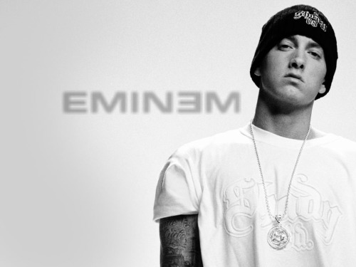 
Não sou antipático. Apenas acho que não tenho a obrigação de rir para todo mundo.

Eminem