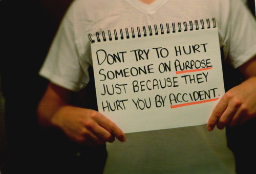 minhavidasemti:

Não tente magoar alguém de propósito só porque te machucaram por acidente.

