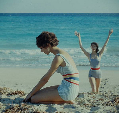 theniftyfifties:

Late 1950’s swimwear. Photo by Gordon Parks. 