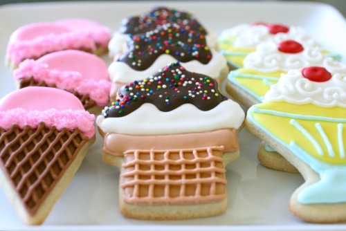 Makes me wish I was an artist. The most adorable cookies I&#8217;ve ever seen
gastrogirl:

ice cream cookies.