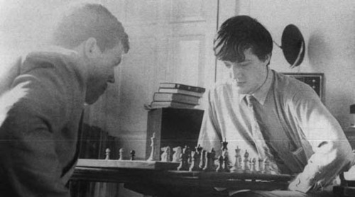 awesomepeoplehangingouttogether:

Hugh Laurie and Stephen Fry play chess in Fry’s rooms at Cambridge, 1980.
