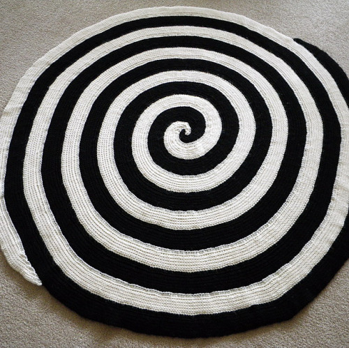 ohsopathos: sjmgriffin: espiral dobro afegão por Margaret Zellner via Ravelry Grátis Padrão Fios sugerido: Loops & Tópicos Impecável peso SolidsYarn: ply (9 WPI) Medidor de lã / 10: 3 pontos e 3 linhas = 1 polegada em crochê tunisiano para knitHook tamanho: 6,0 milímetros (J) número de jardas: 1.600 jardas (1.463 m) tamanhos disponíveis: um diâmetro de tamanho 4 pés inspiração tapete!
