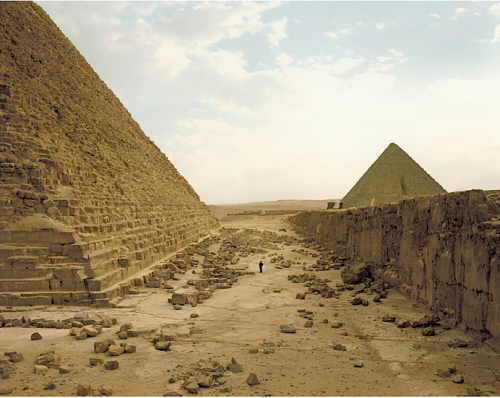 kateoplis:

White Man Contemplating Pyramids, Richard Misrach, from The Life and Death of Buildings at Princeton University Art Museum
