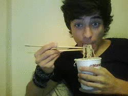 oceancrystals:

he looks hot eating noodlezzz
