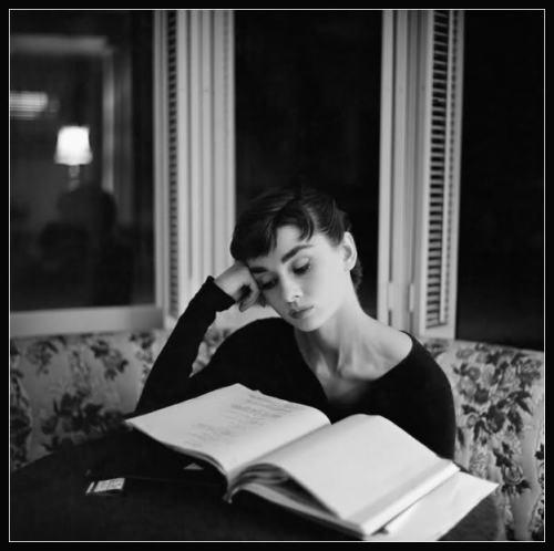 Audrey Hepburn leyendo - leer es sexy