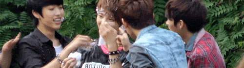 
Myungsoo’s fail attempt of trying to put cake on Sungyeol’s face
