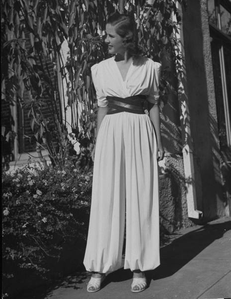 yeoldefashion:

A woman models a very chic white jumpsuit with a wide belt at the Palm Springs Country Club, 1939.
