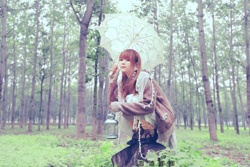 Posing in the forest~ wah~~~~~ ///  I wanna go exploring now, don’t you~?