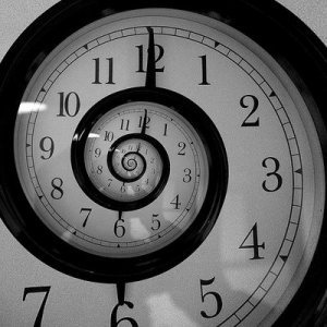 
Dizem que o tempo tudo cura, tudo o tempo põe no esquecimento; dizem que é preciso dar tempo ao tempo pois o tempo dá remédio onde falta o conselho; dizem-nos que tempo é dinheiro e que não há melhor juiz que o tempo; tempo, tempo, tempo…se assim o é, então preciso de tempo, muito tempo.
