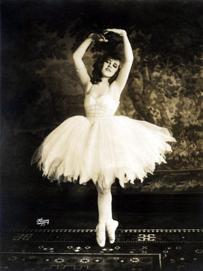 vintagegal:

Emma Haig for the Ziegfeld Follies of 1916
