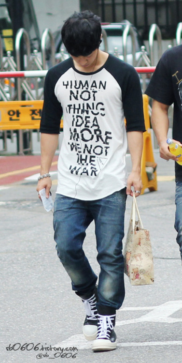 beastout:

Credits; http://sb0606.tistory.com/114
※ PLEASE TAKE OUT WITH PROPER CREDITS. PLEASE DO NOT EDIT/ALTER IMAGES.

BEAST Ki Kwang, On The Way to KBS Seung Seung Jang Gu/Win Win (110811) ^^
