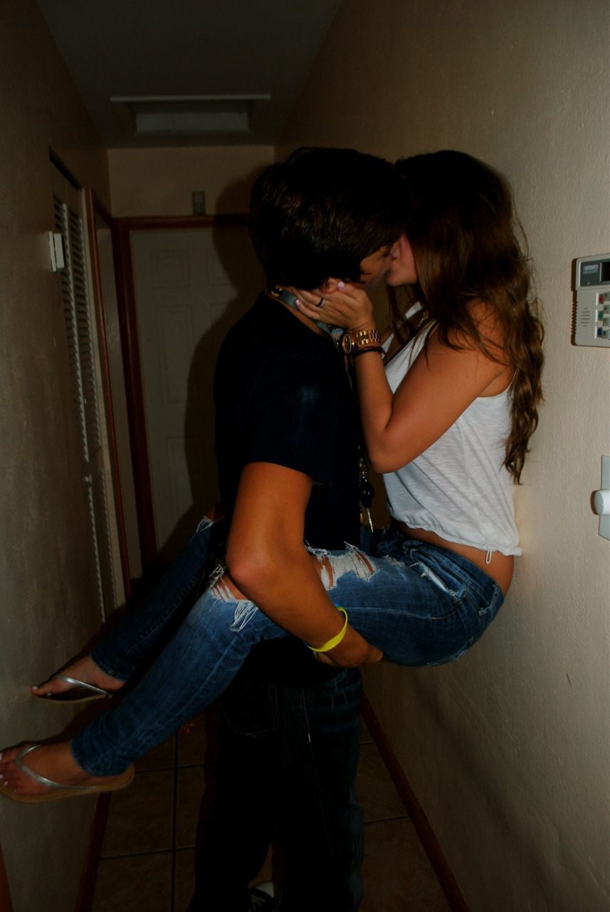 фото парень с девушкой целуются