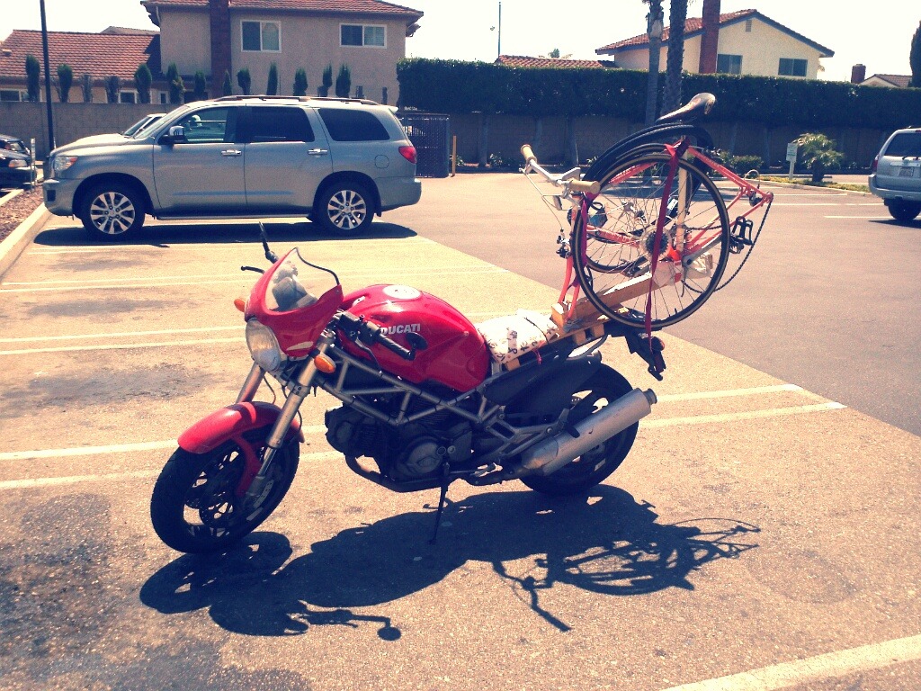 mbikes:

Motorcycle bike rack: hahah I cracked up when I saw this parked in my works parking lot

Like a boss.