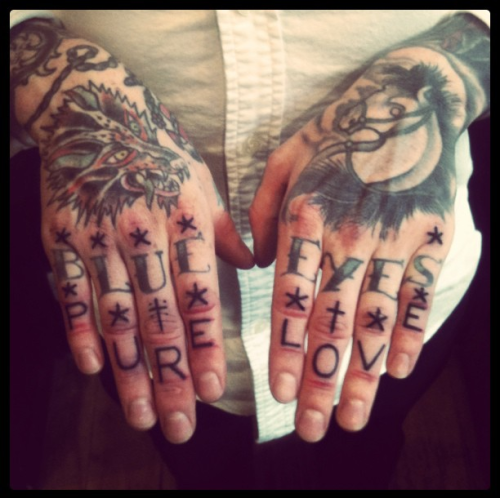 thatflyingkid Frank Carter's new tattoo Pure Love across his fingers