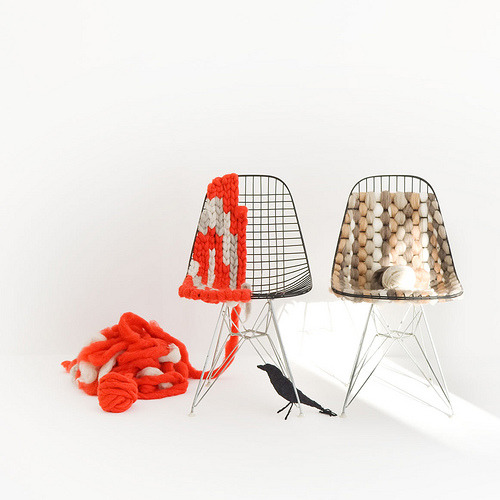 muhuhu:

Knitting Eames wire chair (by plainliving)
