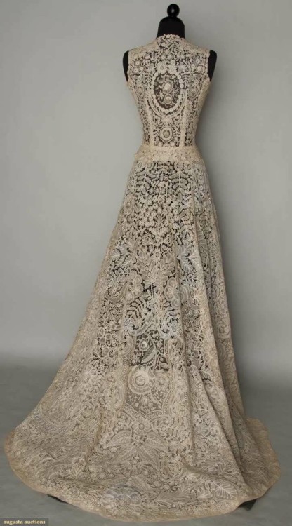 Gorgeous lace wedding gown c 1940 via pinterest 