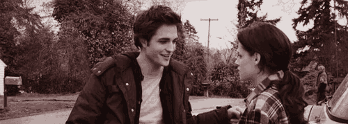 perfeitos-juntos:

Edward: “Se você podesse ter qualquer coisa no mundo, qualque coisa, o que seria?”
Bella: “Você.”
Edward: “Algo que você ainda não tenha.”
