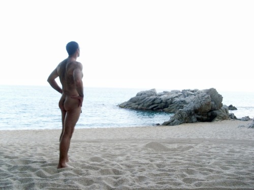 Follow Guyzbeach: a collection of natural men naked at the beach ;-)