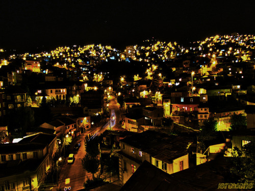 jerobione:  Pal cerro on Flickr. A través de Flickr: Fotografía tomada desde el mirador del pasaje Dinamarca, Cerro Panteón, Valparaíso, Chile. By Jeriobione 
