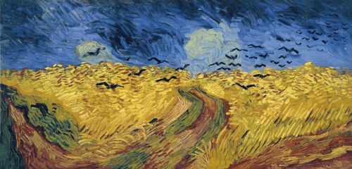 Ressam&#160;: Vincent Van Gogh (1854-1890)
Resim&#160;: Wheatfield with Crows (1890)
Nerede&#160;: Van Gogh Museum, Amsterdam, Hollanda
Boyutu: 50,2&#160;cm x 103&#160;cm
Van Gogh&#8217;un son resmi olduğunu zannedilen ama aslında son resmi olmayan &#8220;Wheatfield with Crows&#8221; yani &#8220;Kargalarla Buğday Tarlası&#8221;, Van Gogh&#8217;un sanatında adeta patlama yaşadığı son 4 yılında belki de kasvet içeren tek resmidir. Bu yüzden de intihar etmeden önce, bu resmi yaptığı düşünülür. Belki de resimleri bu şekilde anlamlandırmayı çok sevdiğimizden.  Bu resmi 10 Temmuz&#8217;da tamamladığını söyleyen bir notu var. Vefat ettiği 29 Temmuz&#8217;dan önce tamamlanmış olduğu tahmin edilen 3 resim daha var, biri 14 Temmuz tarihli. Sonuçta, ihtihar etmesine günler kala tamamladığı resimlerden biri olduğu gerçek. Van Gogh, kulağını kesmesi ve Gauguin&#8217;i çıldırtmasının ardından, Arles&#8217;i terketmek zorunda kalmış, Theo&#8217;ya yani Paris&#8217;e yakın Auvers&#8217;teki Saint Remy hastanesinde kalmaya başlamıştı. Bu manzara da Auvers&#8217;den. Özellikle bu resimden değil ama, genel olarak buğday tarlalarını konu ettiği resimlerinden Theo&#8217;ya mektuplarında bahsetmişti. Mavi gözyüzü altında sarı buğday tarlaları, yarattığı kontrast ile çok ilgisini çekiyordu. Kızgın gözyüzü altında, rüzgardan şişmiş buğdaylar enginlik hissini çok iyi veriyordu. Bunun yanlızlığını ve üzüntüsünü çok iyi ifade ettiğini düşünüyordu. Ama karamsar anlam çıkmasını istemiyordu bundan, buğday tarlalarının ve bu açıkhava manzarasının ona çok iyi geldiğini de ekliyordu. Bu resim de Van Gogh&#8217;un çift kare olarak adlandırılan, yatay resimlerinden. Boyu, eninin iki katı olan kanvasları son zamanlarda severek kullanıyordu. Uzmanlar yıllardır resimdeki kargaları ölümün habercisi, ufukta bitmeyen yolu kaybolmuşluk, yer ve gökyüzünün birbirine karışmasını buhran olarak yorumladı durdu. Birden fazla ışık kaynağı olmasını anlamlandırmaya çalıştı, biri ay ya da güneşse, diğeri neydi? Bilemeyiz ki&#8230; Belki de bu sadece Van Gogh&#8217;un şahit olduğu enfes manzaralardan biriydi. Temmuz&#8217;da, hasat zamanının tam da ortasında, tarlaya kargalar üşüşmüş, böylesine dramatik bir manzarayı Van Gogh&#8217;a göz ziyareti olsun diye sunmuşlardı. Hem belki de Van Gogh intihar etmemişti, kendini yaralayıp iki gün süresince ağır ağır ölmesi sadece bir kazaydı. Van Gogh’un hayatını, Yıldızlı Gece resmi vesilesiyle 13 Mart‘ta, Theo’nun oğlu için yaptığı Almond Blossom’u 26 Haziran‘da , Ayçiçeklerini 29 Temmuz‘da, The Courtesan&#8217;I  29 Ağustos‘ta, Sarı Ev&#8217;i ise 20 Eylül'de anlatmıştım. Bu muhteşem resimleri hatırlamak isterseniz tarih linklerine tıklayın. 