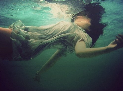 apenasestrangeiros:

“O coração de uma mulher é um oceano profundo, cheio de segredos.”
-Titanic
