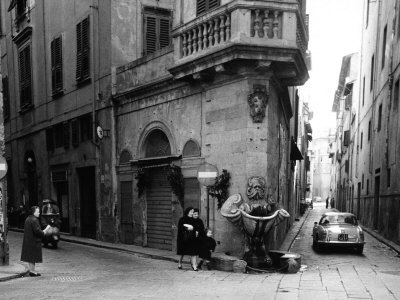 foto di Vincenzo Balocchi, anni ‘50 Ecco, dopo Parigi e New York, come risolvevano nella Firenze rinascimentale l’angolo vivo tra due strade (qui chiamato “sprone”)       la fontana è opera di Bernardo Buontalenti