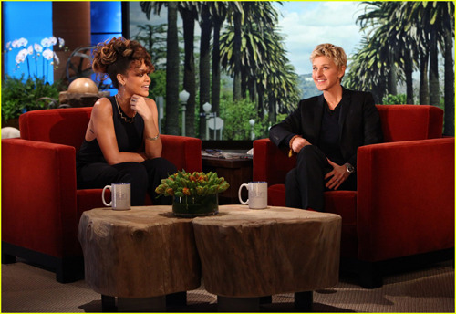 fuckyeahrihanna:

Rihanna with Ellen Degeneres on the episode that is airing on Monday (November 21).
