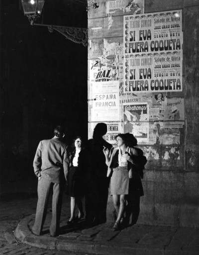 Duas prostitutas falando com um cliente em uma esquina da rua de Barcelona.  © Bert Hardy