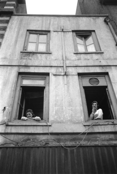 Duas prostitutas inclinar para fora das janelas de um bordel em Soho, Londres.  © Thurston Hopkins