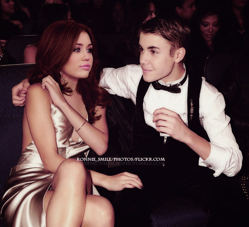 Miley Cyrus Justin Bieber at the American Music Awards backstage 2011